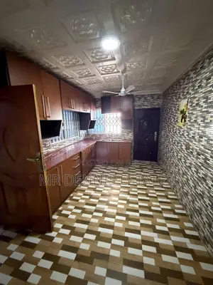 8bdrm Duplex in Westhillshills Mall for rent