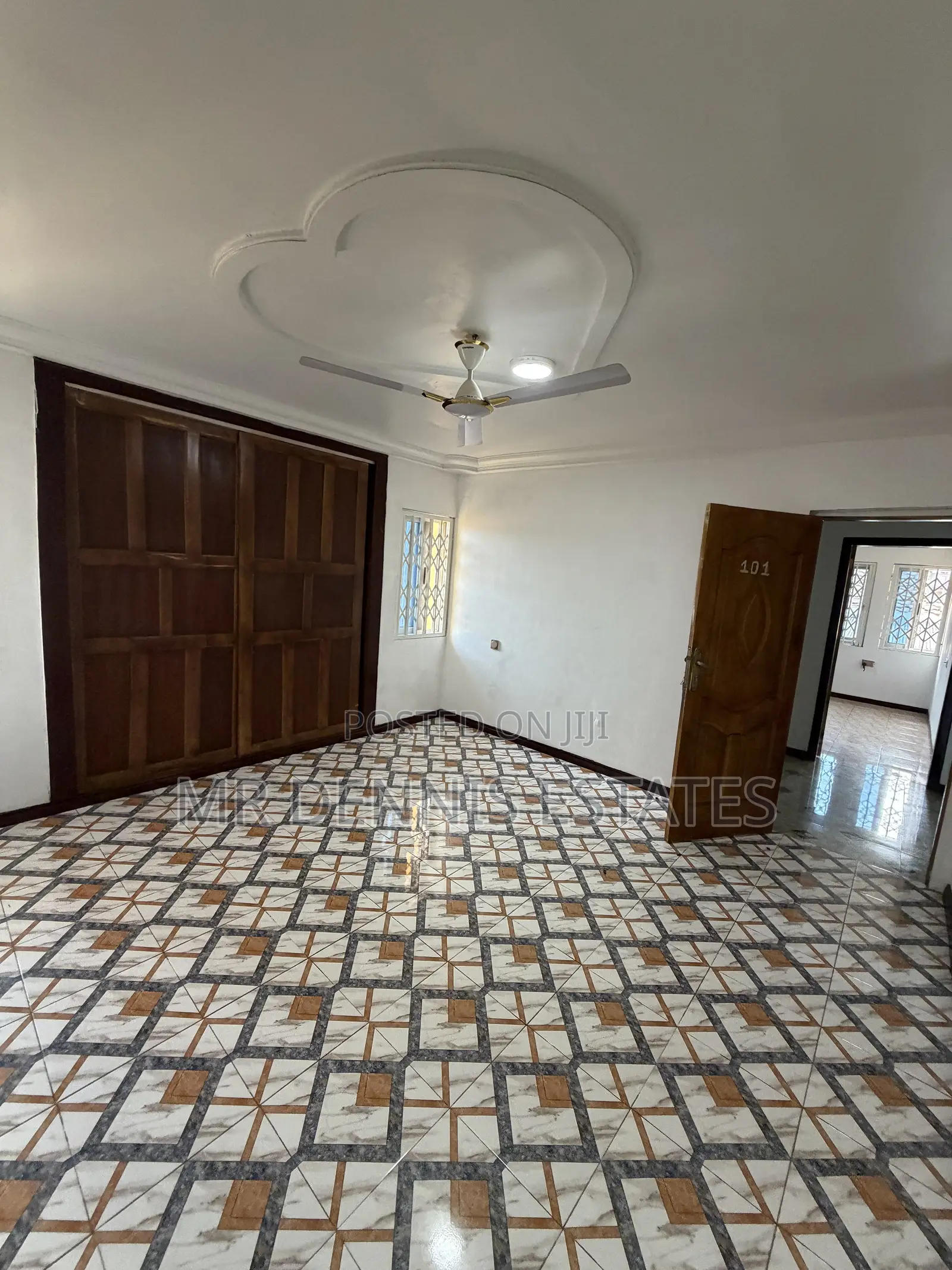8bdrm Duplex in Westhillshills Mall for rent