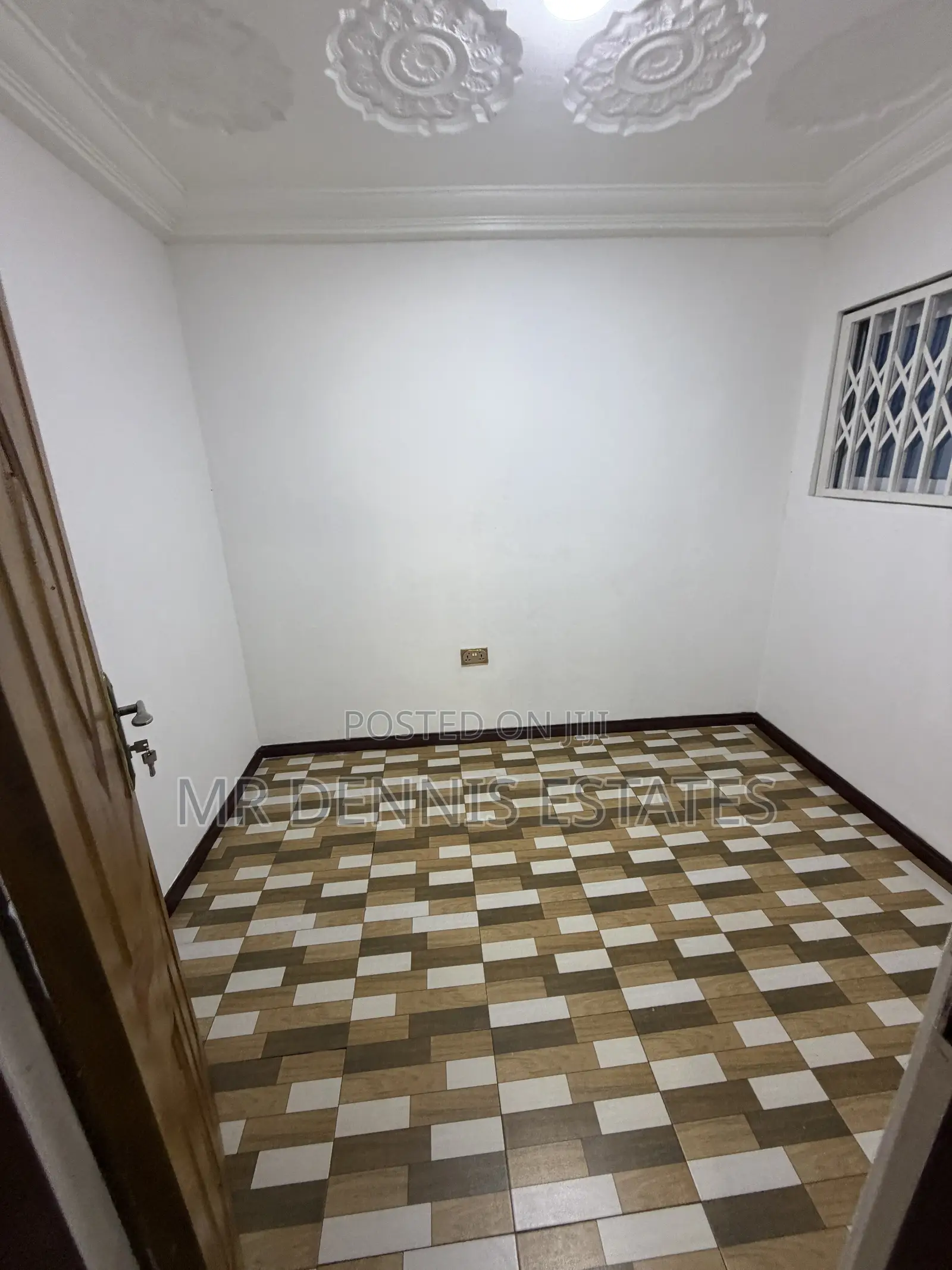8bdrm Duplex in Westhillshills Mall for rent