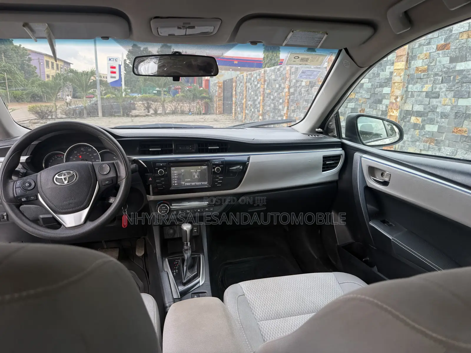 Toyota Corolla LE 4dr Sedan (1.8L 4cyl CVT) 2015 White
