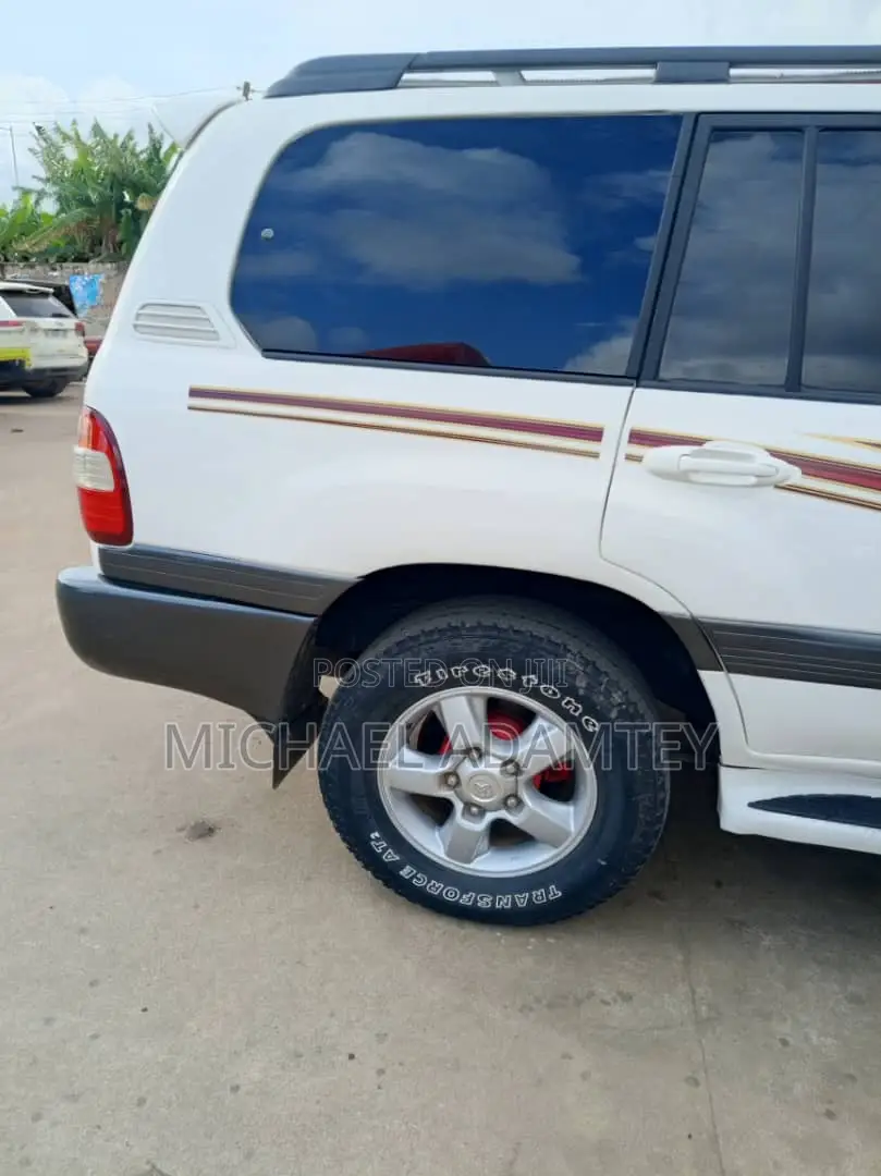 Toyota Land Cruiser 2000 White