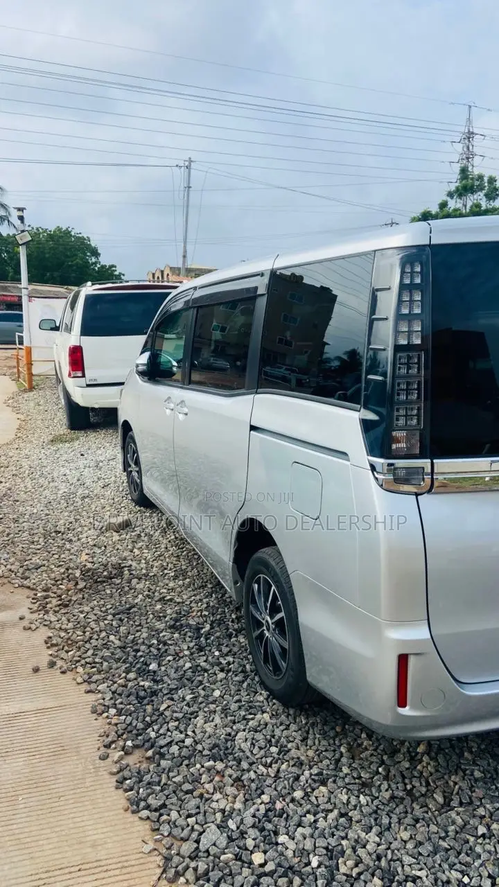 Toyota Voxy 2016 Silver