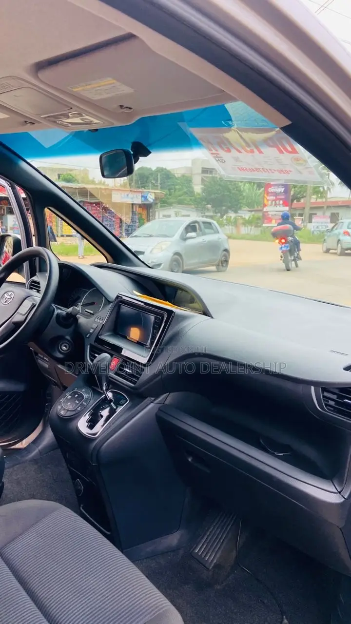 Toyota Voxy 2016 Silver