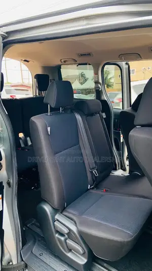 Toyota Voxy 2016 Silver