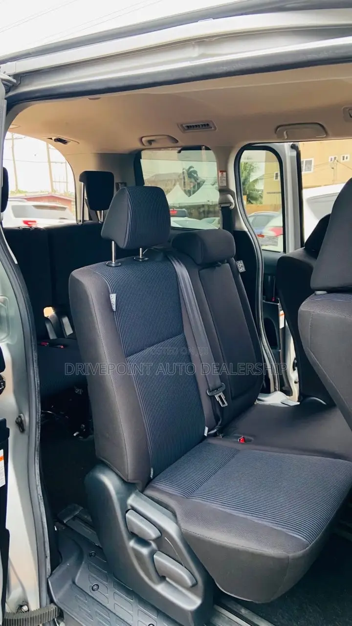 Toyota Voxy 2016 Silver
