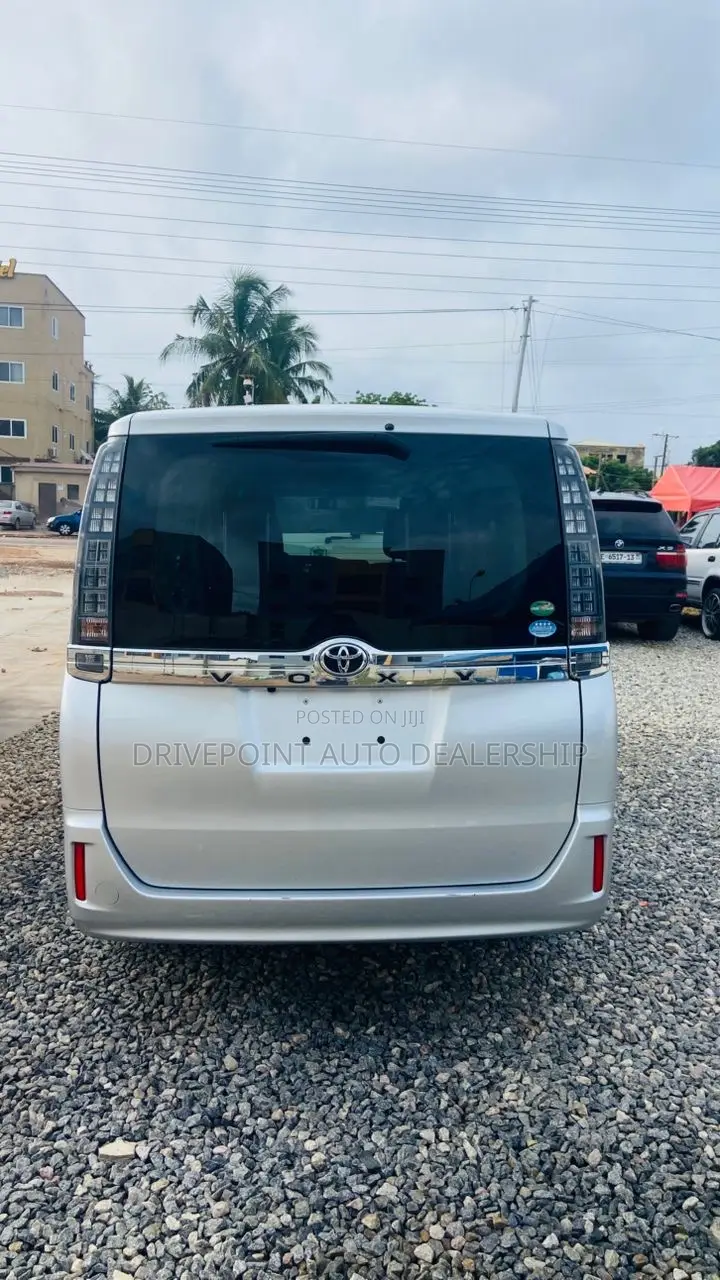 Toyota Voxy 2016 Silver