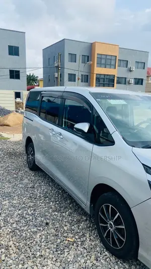 Toyota Voxy 2016 Silver