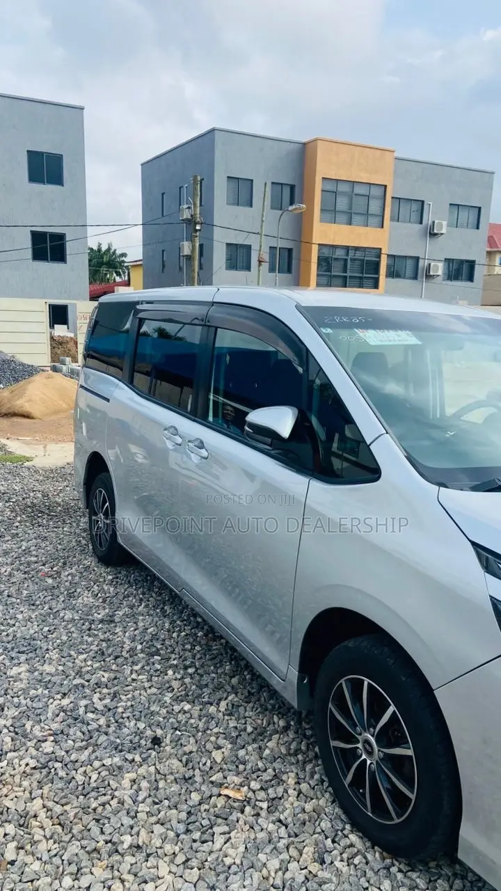 Toyota Voxy 2016 Silver
