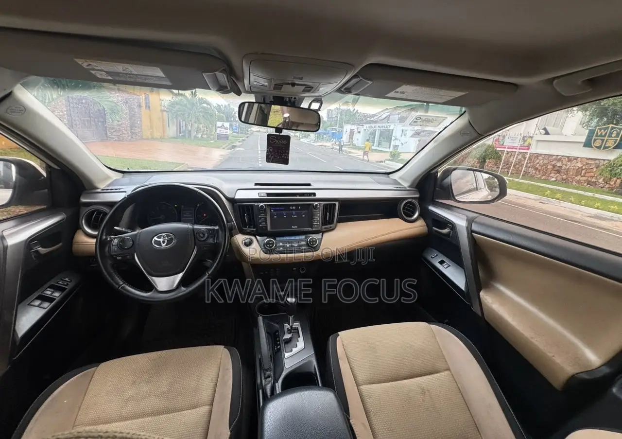 Toyota RAV4 XLE 4dr SUV (2.5L 4cyl 6A) 2018 White