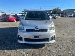Toyota Voxy 2016 Gray