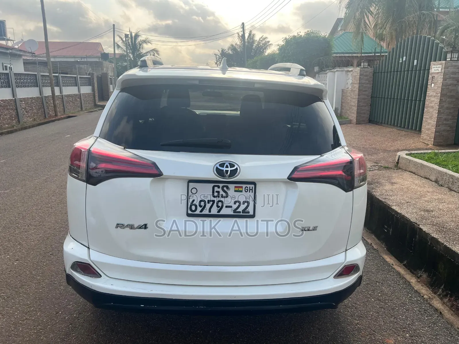 Toyota RAV4 XLE AWD (2.5L 4cyl 6A) 2017 White