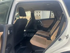 Toyota RAV4 XLE AWD (2.5L 4cyl 6A) 2017 White