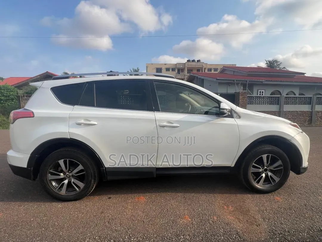 Toyota RAV4 XLE AWD (2.5L 4cyl 6A) 2017 White
