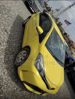Toyota Vitz 2015 Yellow