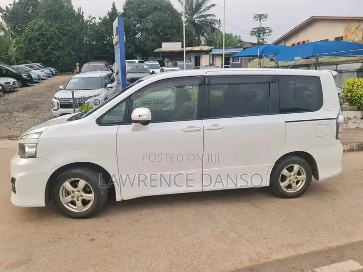 Toyota Voxy 2013 White