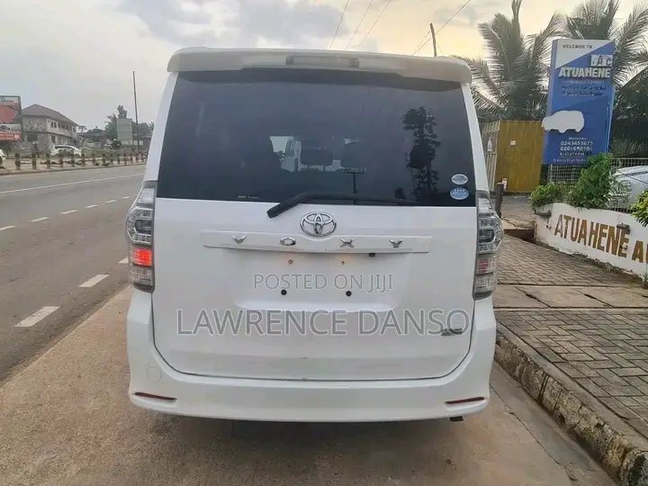 Toyota Voxy 2013 White