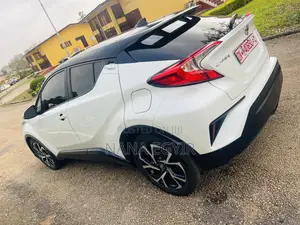 Toyota C-HR XLE Prermium FWD (2.0L 4cyl 2AM) 2018 White