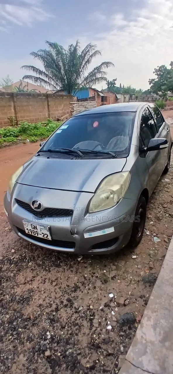 Toyota Vitz 2010 Silver