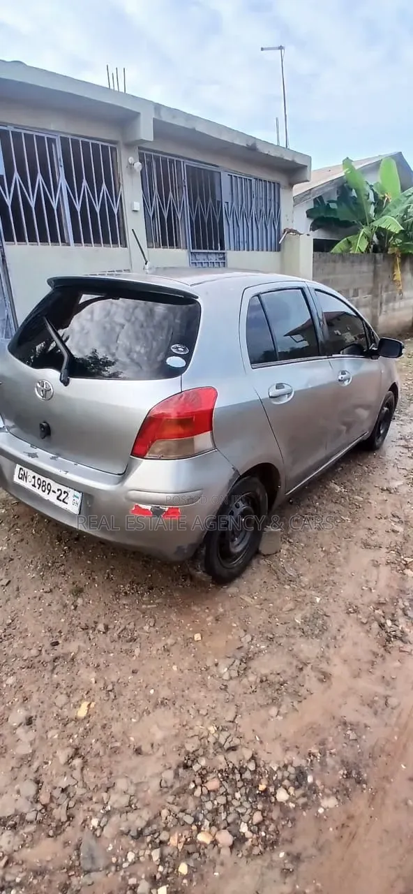 Toyota Vitz 2010 Silver