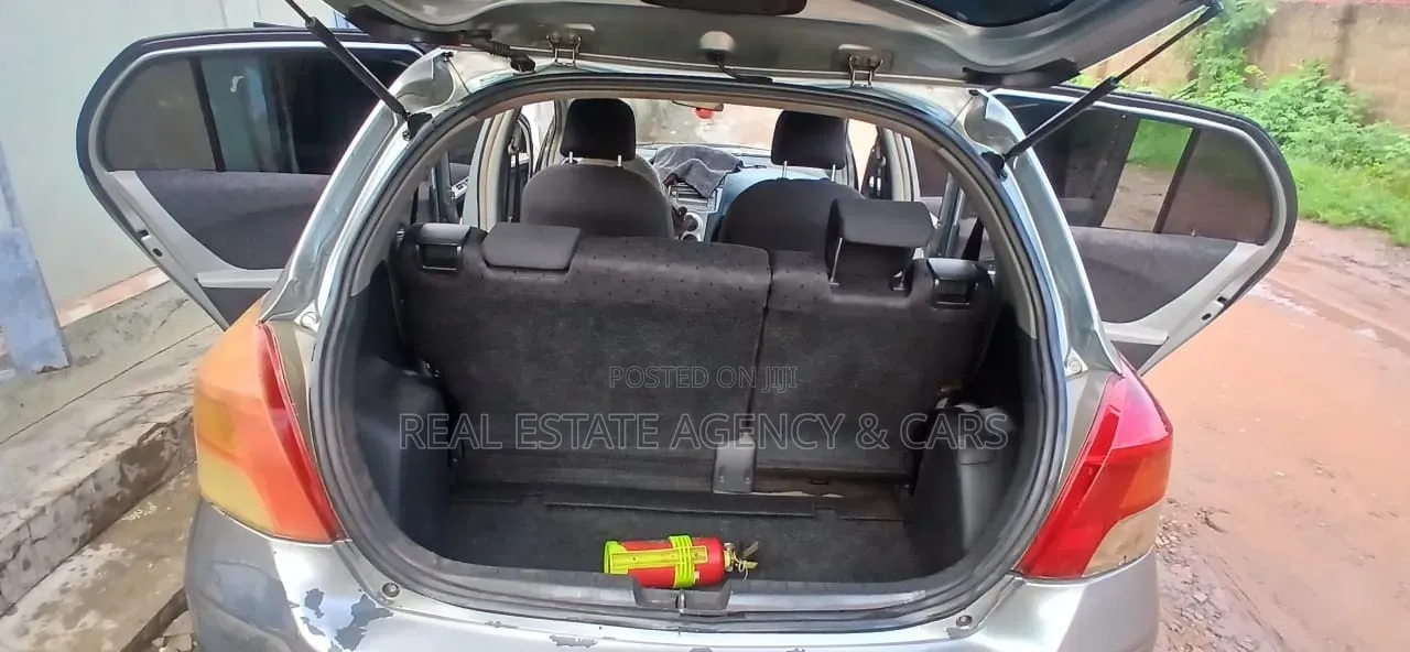 Toyota Vitz 2010 Silver