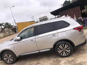 Mitsubishi Outlander 2019 Silver