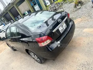 Toyota Yaris Base Sedan 4dr 2010 Black