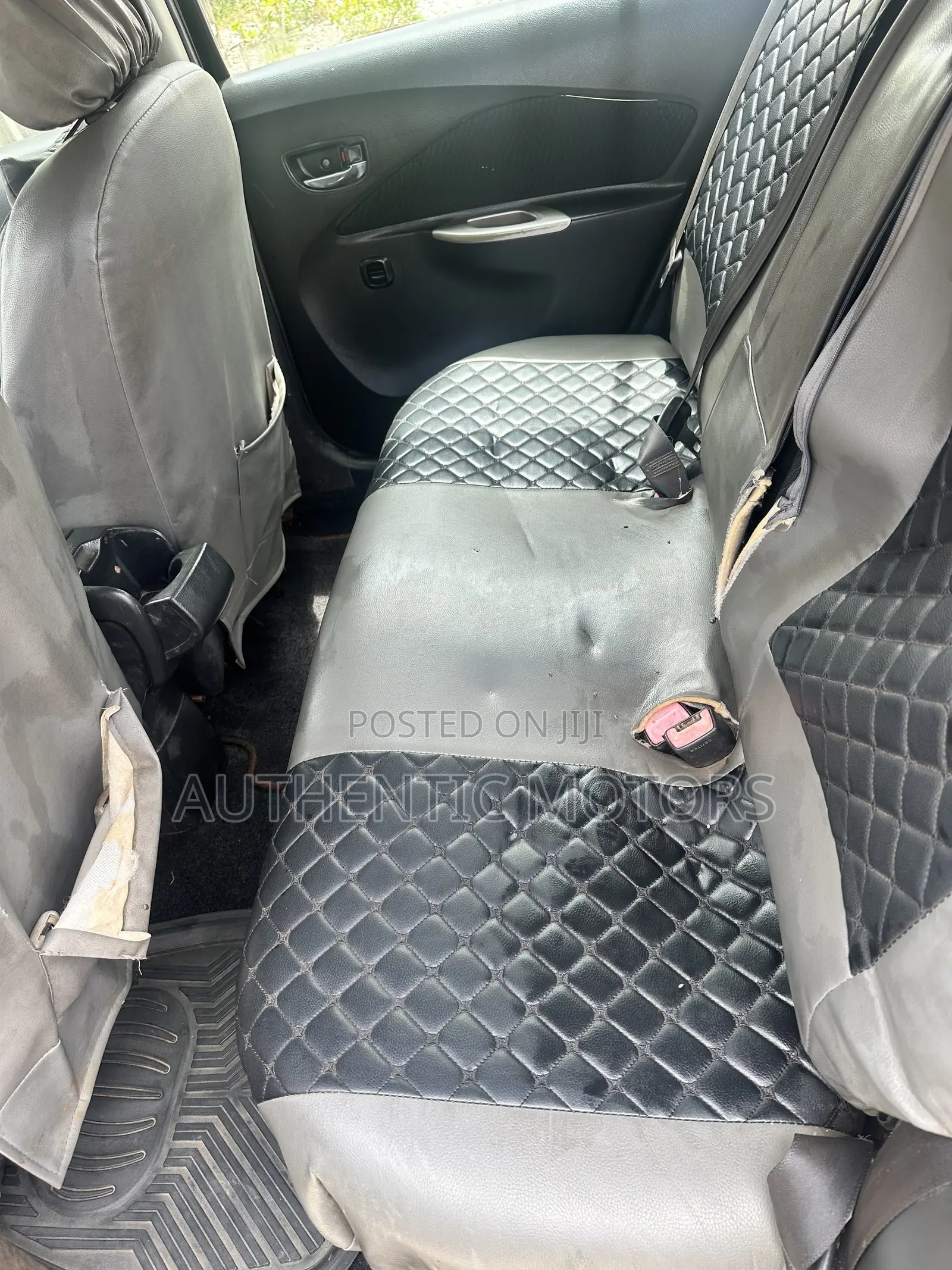 Toyota Yaris Base Sedan 4dr 2010 Black