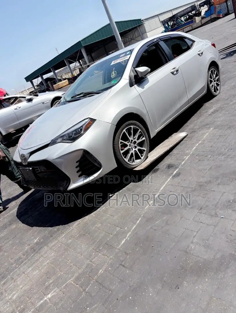Toyota Corolla SE (1.8L 4cyl 6M) 2018 Silver