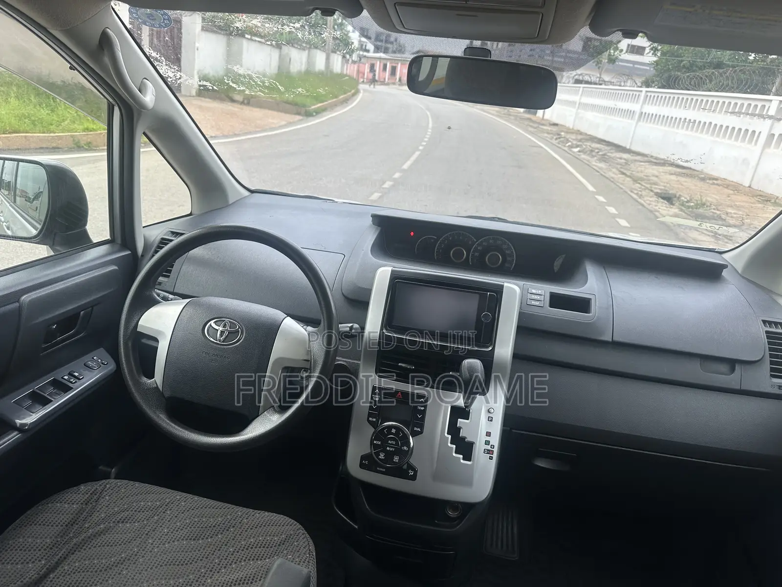 Toyota Voxy 2012 Silver