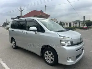 Toyota Voxy 2012 Silver