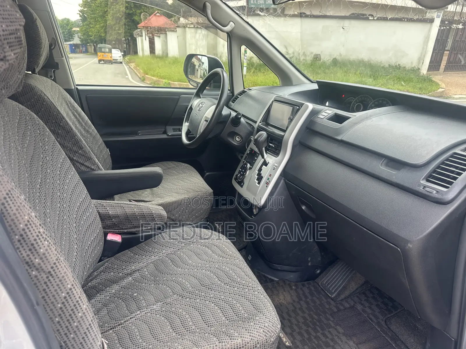 Toyota Voxy 2012 Silver