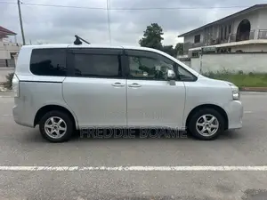Toyota Voxy 2012 Silver
