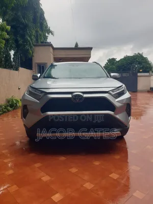 Toyota RAV4 XLE 2025 Silver