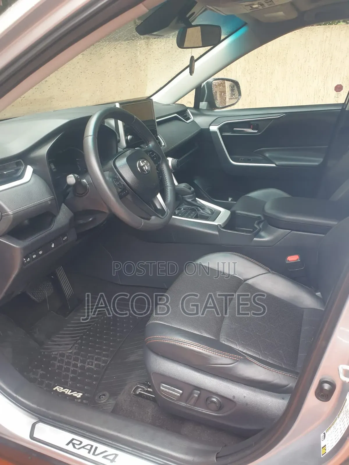 Toyota RAV4 XLE 2025 Silver