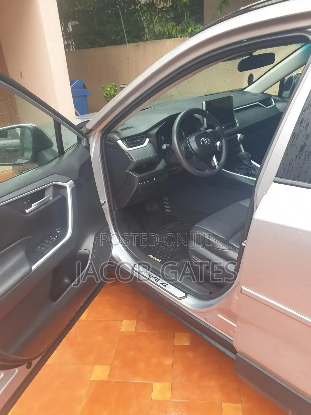Toyota RAV4 XLE 2025 Silver