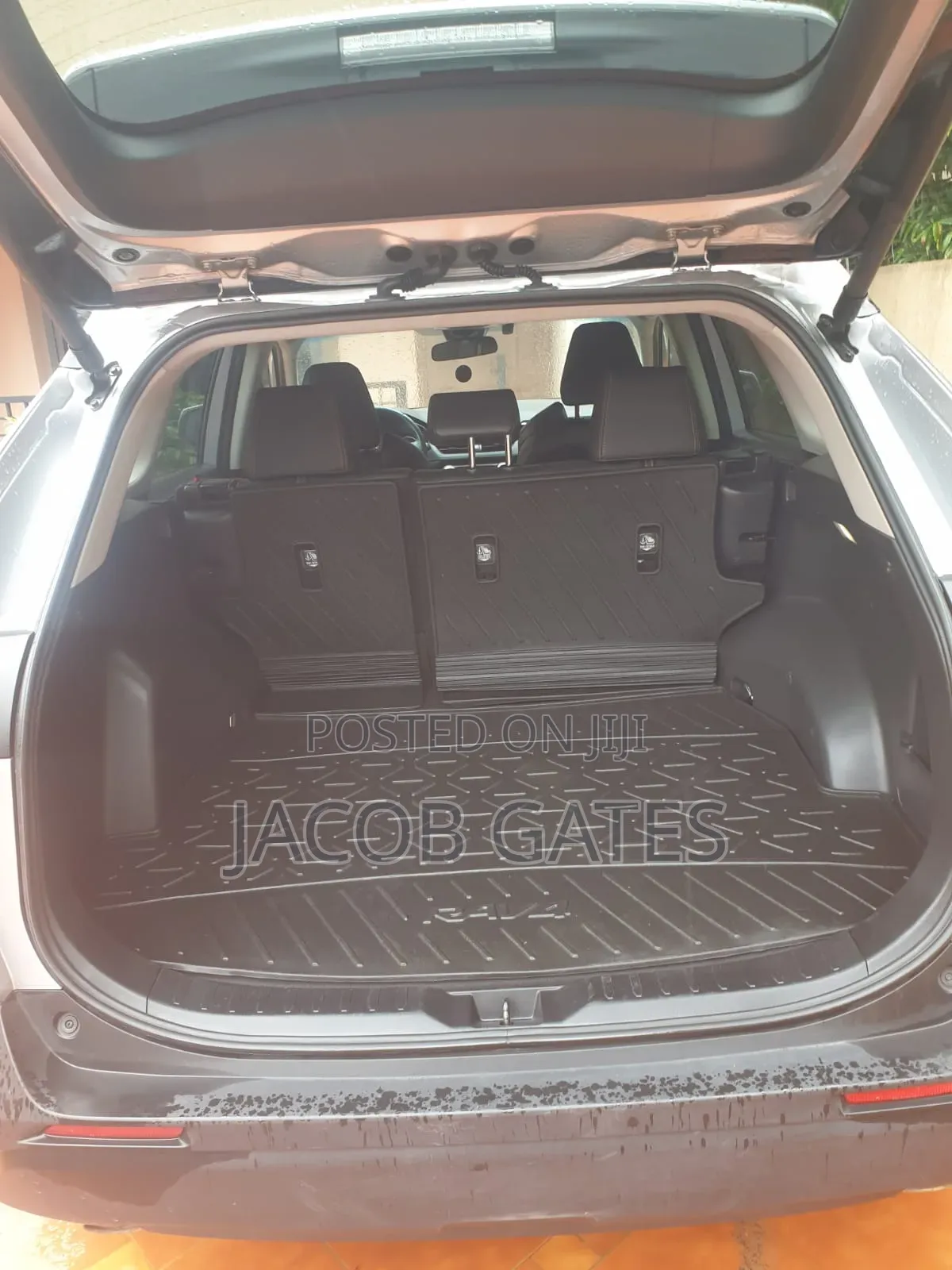 Toyota RAV4 XLE 2025 Silver