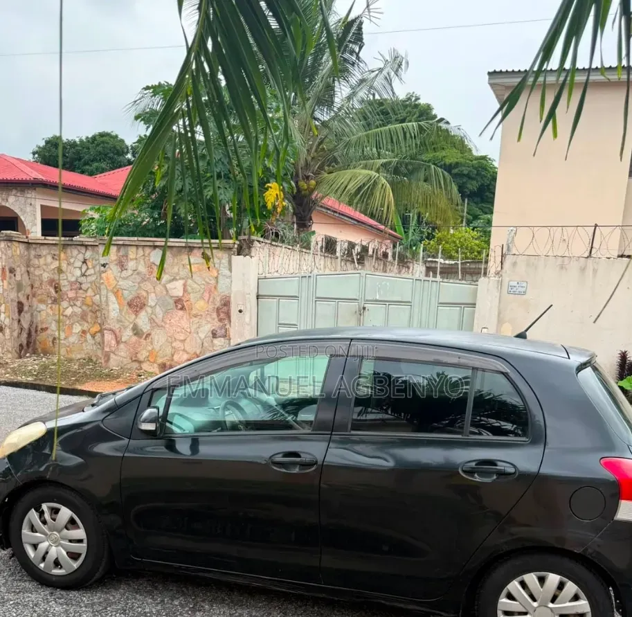 Toyota Vitz 2010 Black