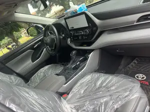 Toyota Highlander XLE 2025 Silver