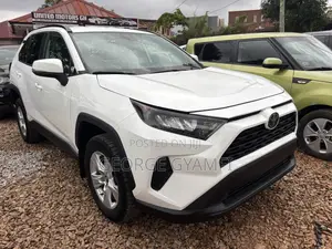 Toyota RAV4 LE AWD 2019 White