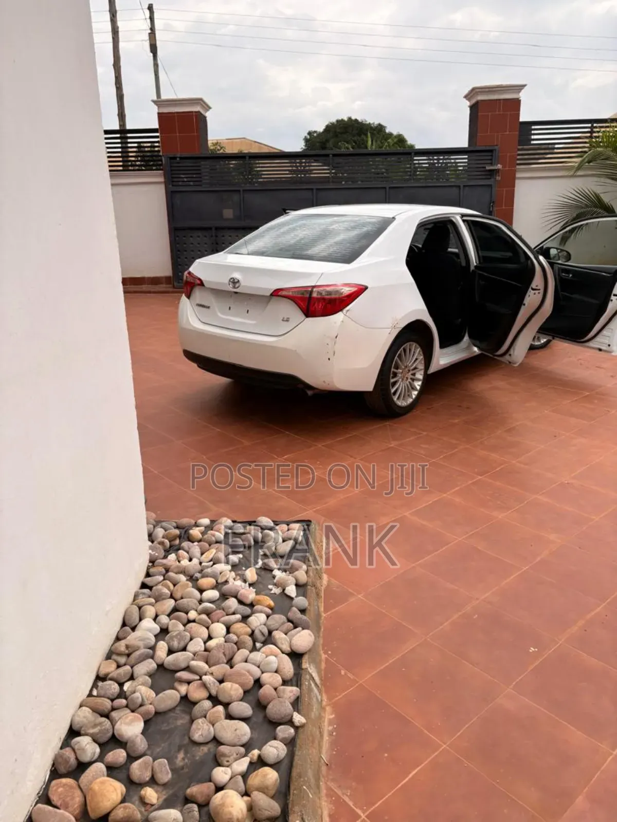 Toyota Corolla LE 4dr Sedan (1.8L 4cyl CVT) 2017 White
