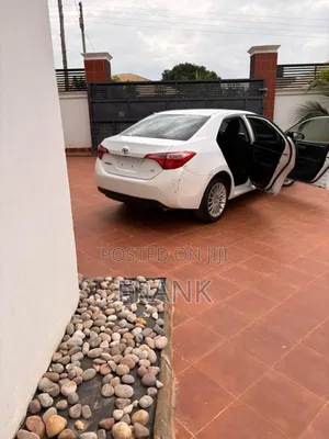 Toyota Corolla LE 4dr Sedan (1.8L 4cyl CVT) 2017 White