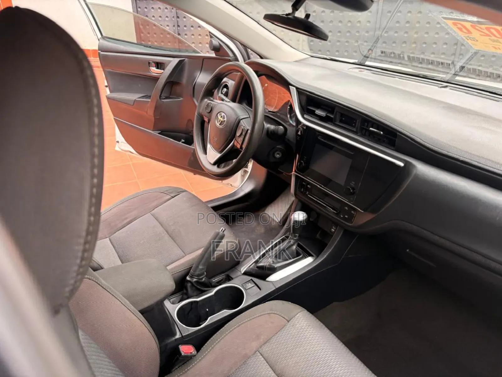 Toyota Corolla LE 4dr Sedan (1.8L 4cyl CVT) 2017 White