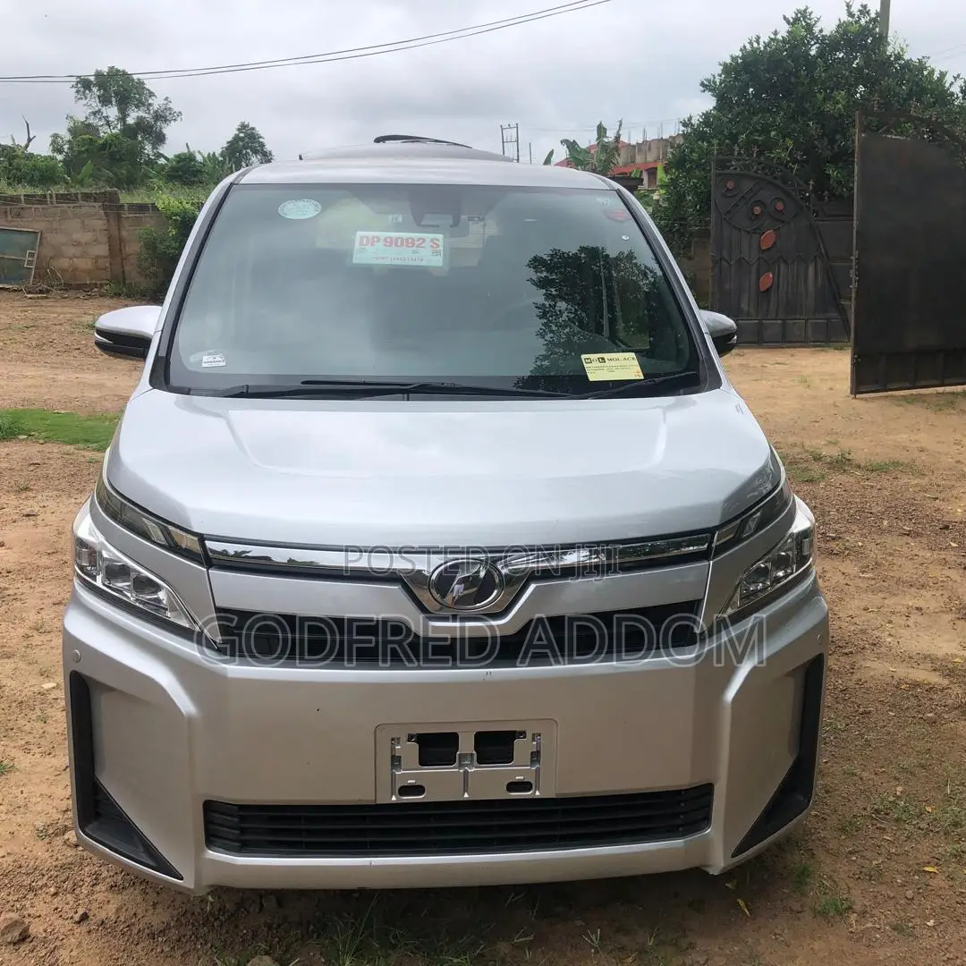 Toyota Voxy 2017 Silver