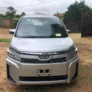 Toyota Voxy 2017 Silver