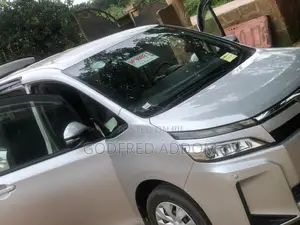 Toyota Voxy 2017 Silver