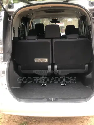 Toyota Voxy 2017 Silver
