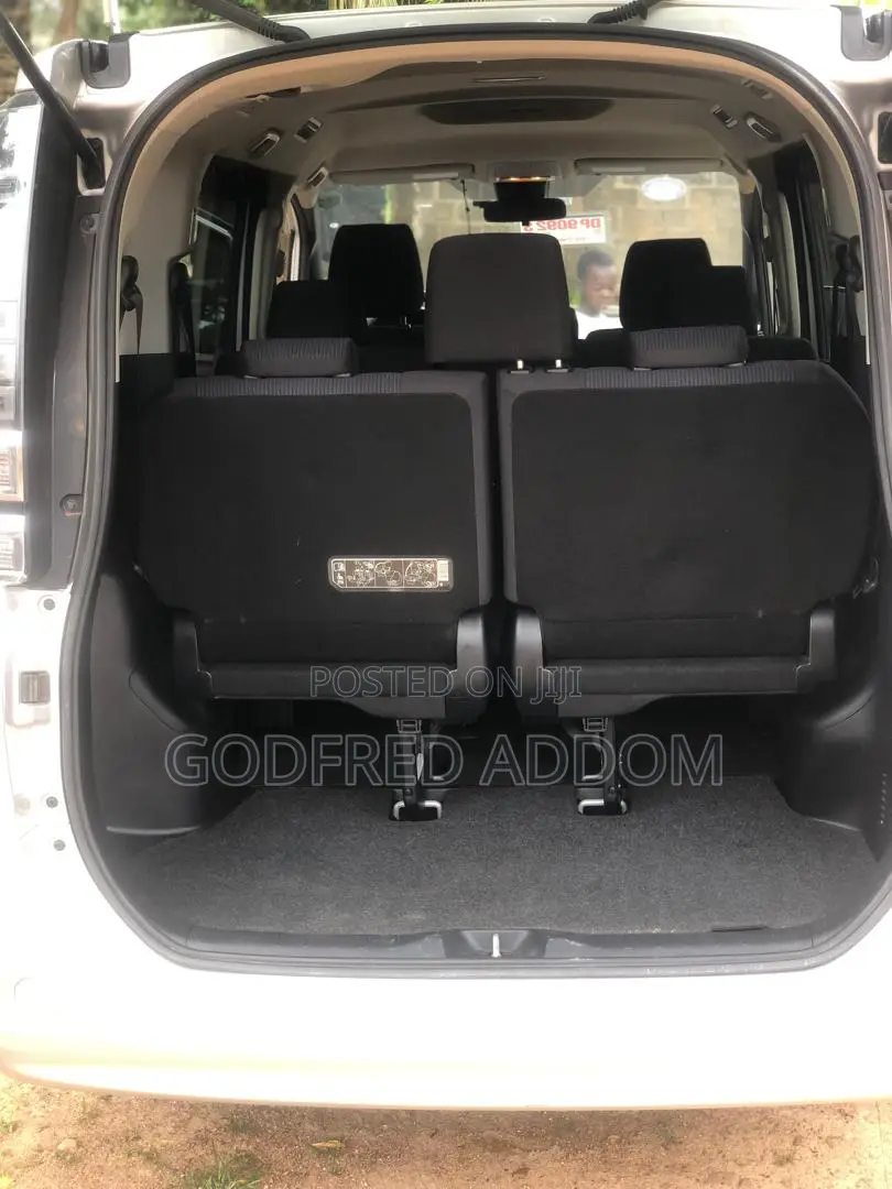 Toyota Voxy 2017 Silver