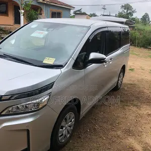 Toyota Voxy 2017 Silver