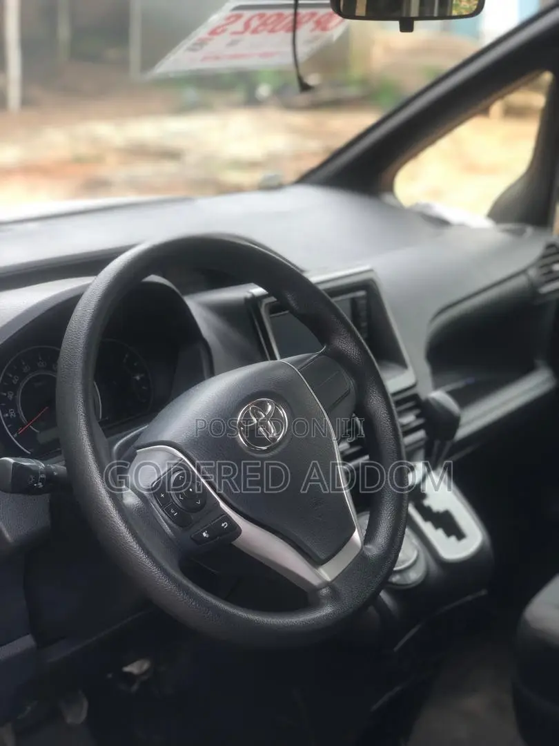 Toyota Voxy 2017 Silver