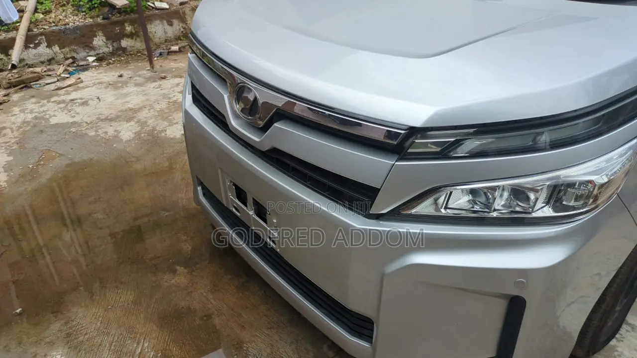 Toyota Voxy 2017 Silver